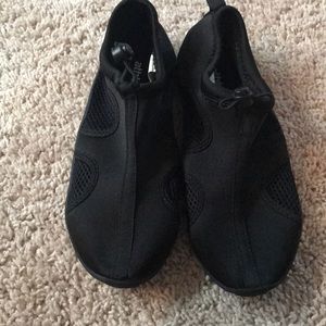 Swimming shoes with draw strap